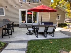 Backyard patio dining and bar Glenview IL